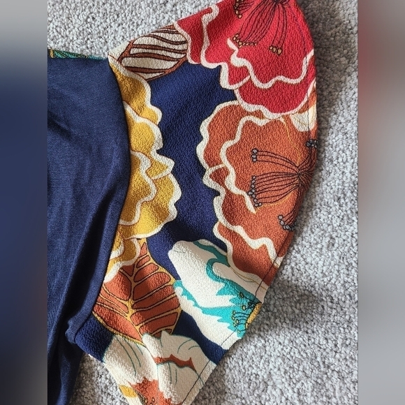 MAI SOLI Blue Short Sleeve V-neck Sheer Floral Contrast Top Size 1XL NWT - Picture 3 of 5